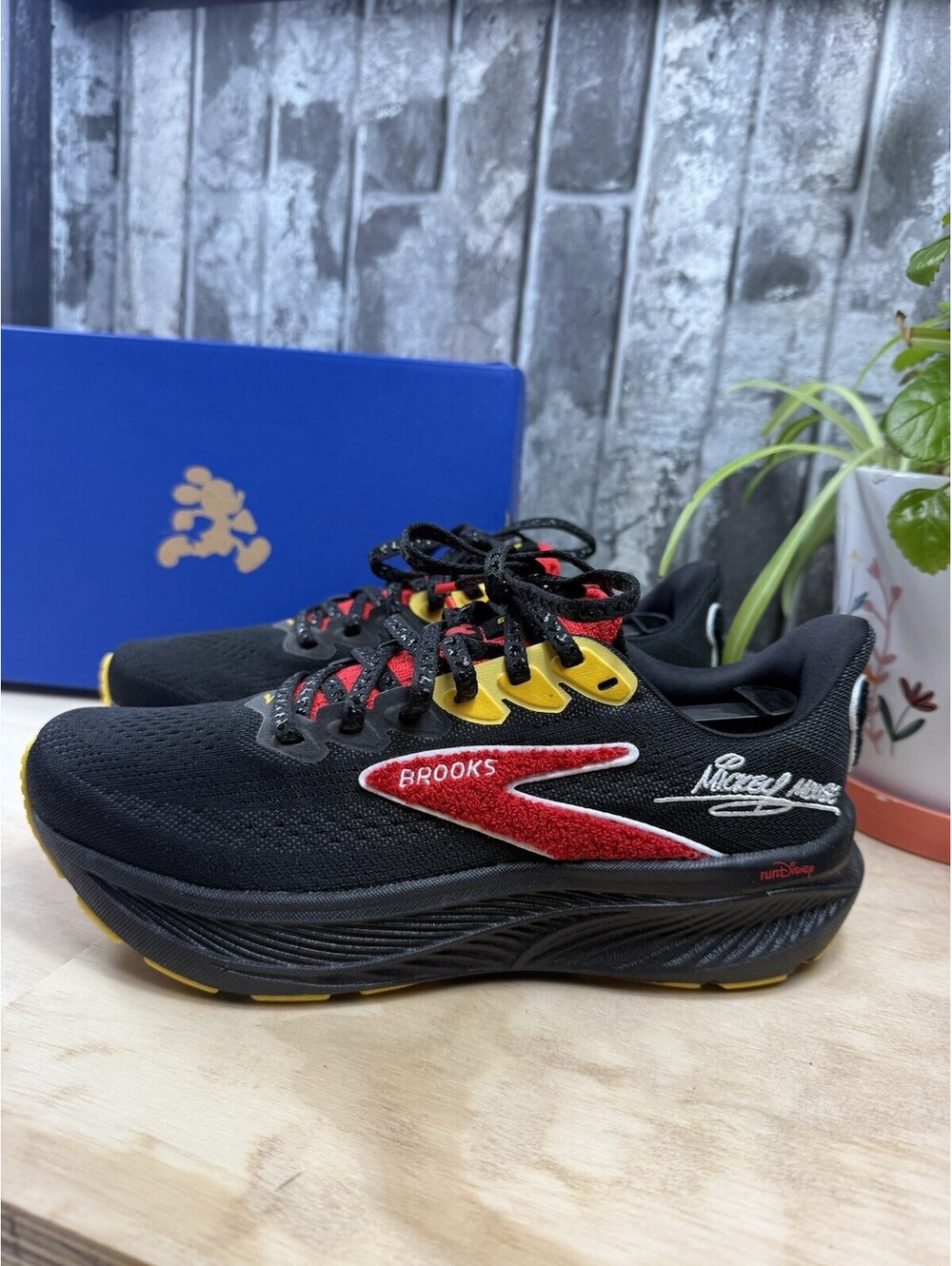 Brooks Ghost 17 runDisney Mickey Mouse Women’s Wide Low Top Mesh 1205421D057